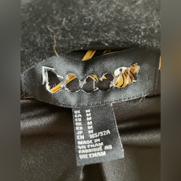 Size: M. 🤩 Eye-catching Blazer. 64% polyester/33% cotton. Worn 1x- like new! - Picture 4 of 9